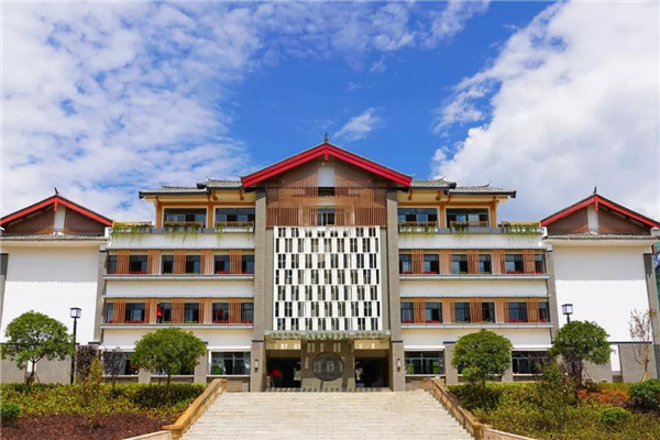 古城区区长苏武,副区长李贽,区教育局局长张廷钧,丽江市上海新纪元