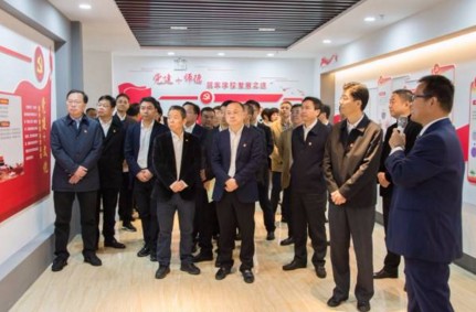 在学校党建馆,姚副书记一行认真听取了许益权书记关